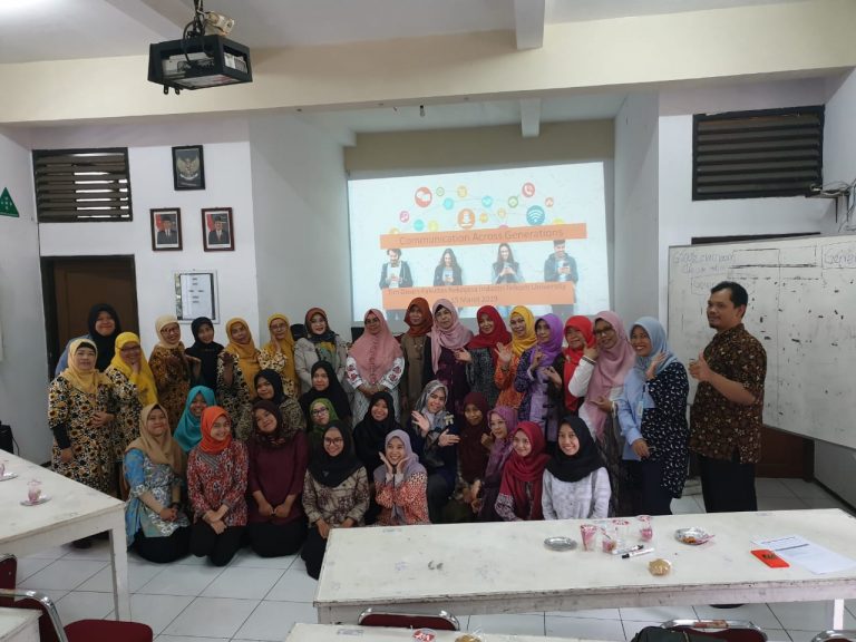 Dosen FRI Gelar Pengabdian Masyarakat Membahas: Gap Komunikasi antar Generasi X, Y dan Z