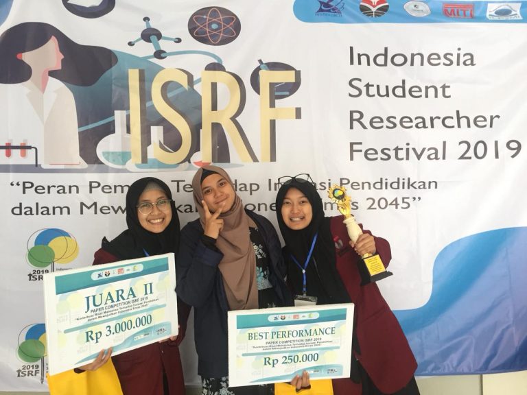 Lakukan Riset Aplikasi Alat Bantu Ajar Mahasiswi Tel-U Menangkan Juara 2 dan Best Performance di ISRF 2019