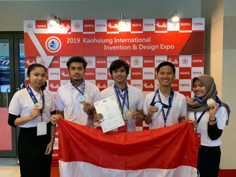 Lakukan Riset Bioethanol Berbahan Dasar Kertas Mahasiswa TI Juara 2 di Kaohsiung International Invention & Design Expo 2019