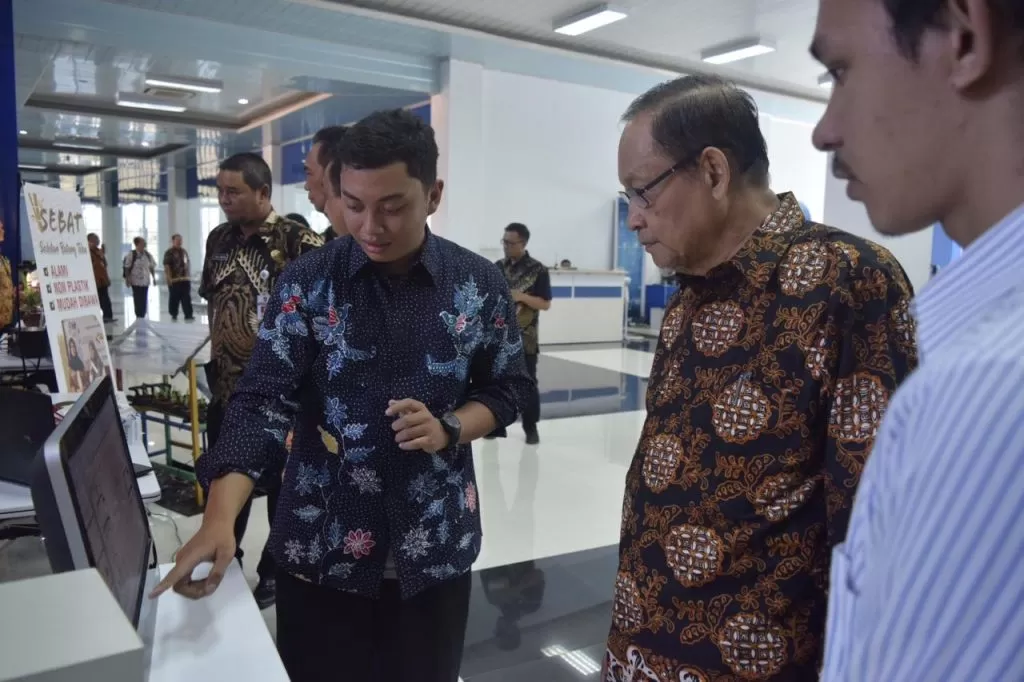Mahasiswa SI Rancang Aplikasi Pendeteksi Kekeringan SragenCare di Perlombaan KRENOVA 2019