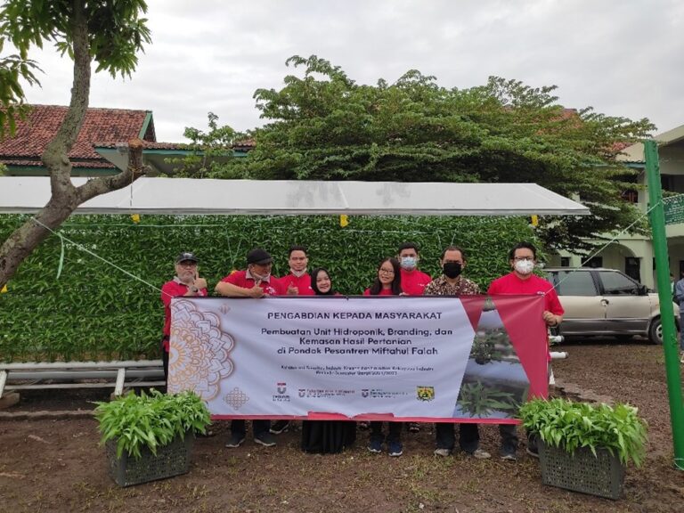 Pembuatan Unit Hidroponik, Branding dan Kemasan Hasil Pertanian di Pondok Pesantren Miftahul Falah