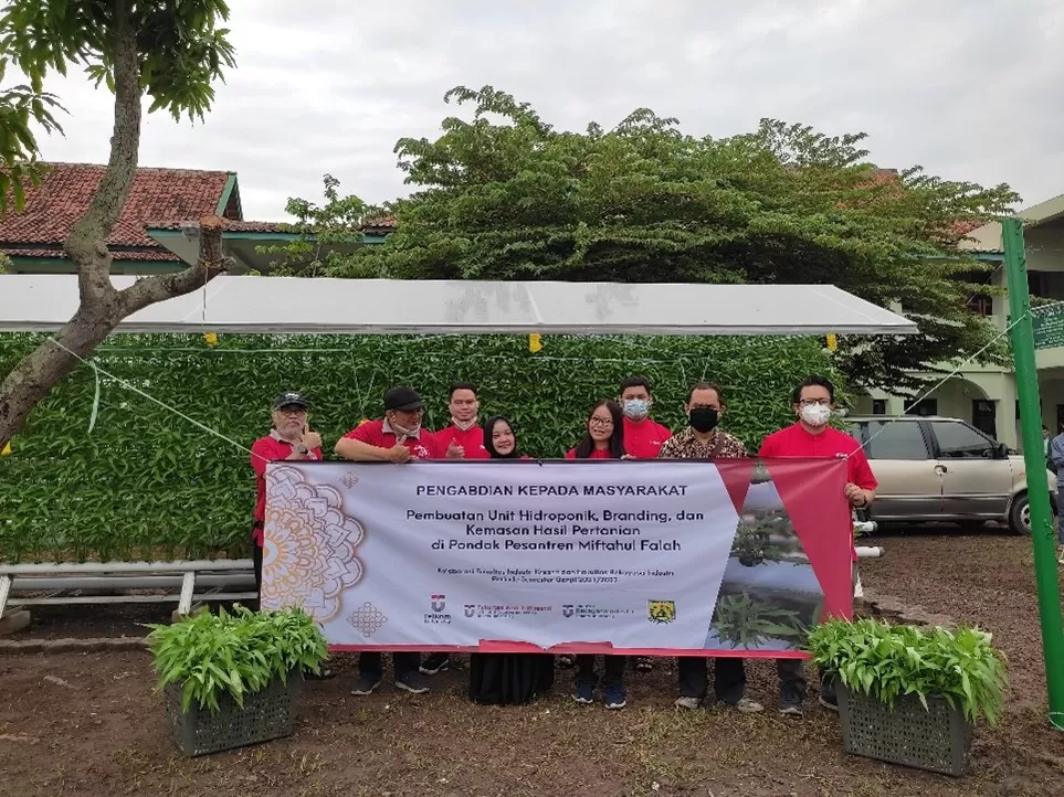 Pembuatan Unit Hidroponik, Branding dan Kemasan Hasil Pertanian di Pondok Pesantren Miftahul Falah