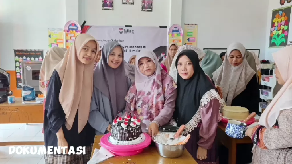 Pelatihan dan Pendampingan Usaha Roti dan Kue di Pesantren Madaarikul Ulum