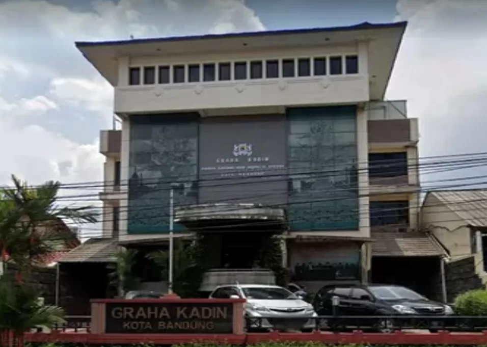 Implementasi Customer Relationship Management (Pelatihan ERP, Enterprise System dan Pemanfaatan Aplikasi Opensource untuk Anggota KADIN Kota Bandung)