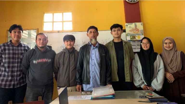 Telkom University Dukung Usaha Keripik Tempe Pesantren Arafah dengan Pengenalan dan Pelatihan Digital Marketing