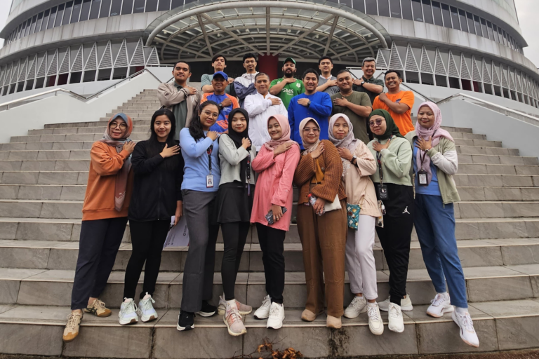 Mempererat Kebersamaan Civitas Akademika, Fakultas Rekayasa Industri Menggelar Kegiatan Jalan Santai