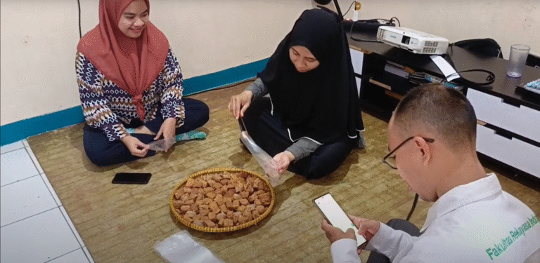 Pendampingan Umkm Snack Rakjat Untuk Meningkatkan Omset Dengan Pendekatan Digital Marketing