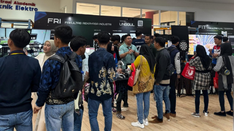 FRI Tampilkan Pengalaman Akademik Interaktif pada Open House Telkom University 2025
